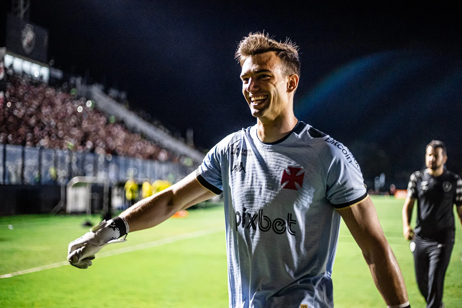Léo Jardim fica no Vasco